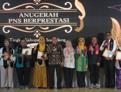 Sembilan PNS Berprestasi Raih Penghargaan Tingkat Kabupaten Sumedang