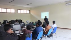 ara guru SMK se-Kabupaten Sumedang mengikuti sesi Forum Group Discussion (FGD) dalam rangkaian AI SUMMIT SUMEDANG 2025 di Aula SMKN 2 Sumedang, Minggu (9/8/2025). Kegiatan ini membahas aspirasi dan strategi penerapan pembelajaran kecerdasan buatan (AI) di lingkungan sekolah.
