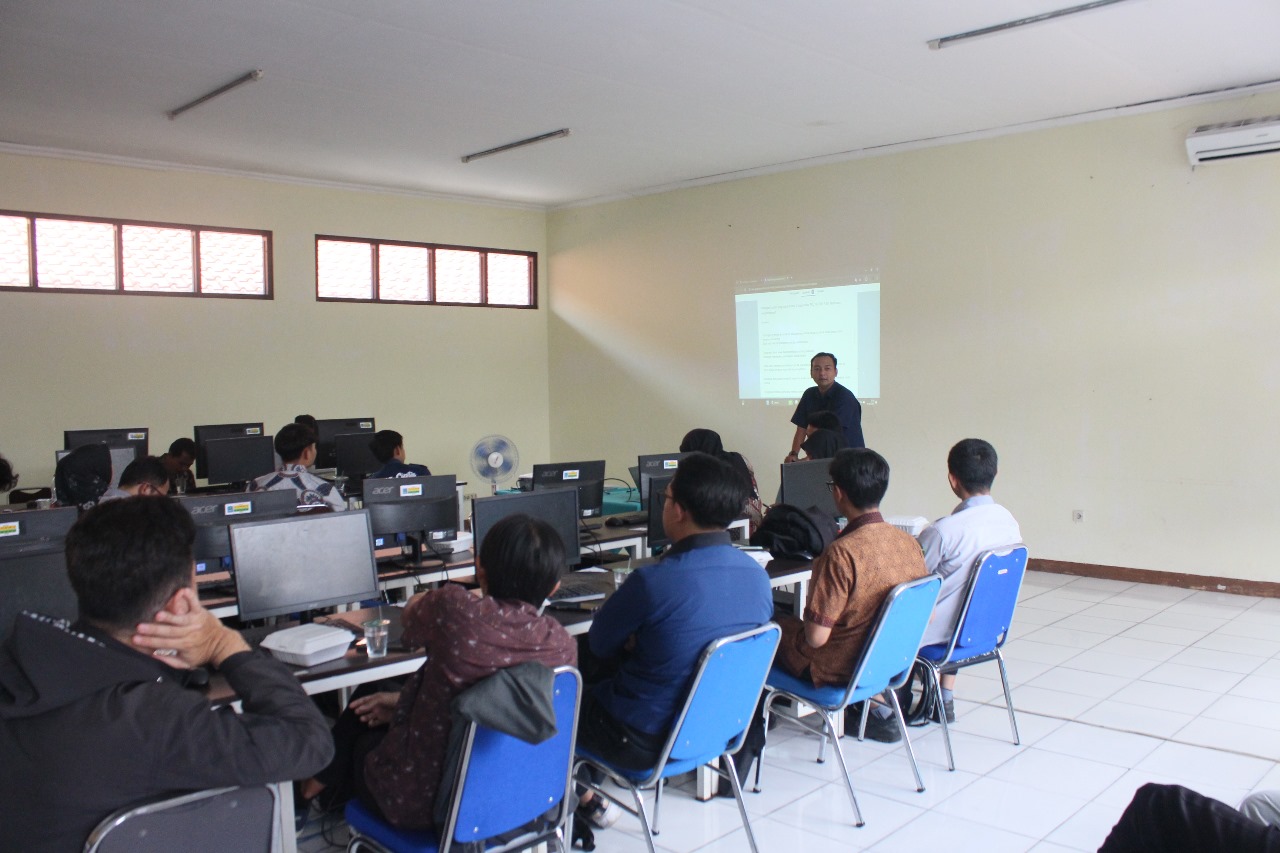 ara guru SMK se-Kabupaten Sumedang mengikuti sesi Forum Group Discussion (FGD) dalam rangkaian AI SUMMIT SUMEDANG 2025 di Aula SMKN 2 Sumedang, Minggu (9/8/2025). Kegiatan ini membahas aspirasi dan strategi penerapan pembelajaran kecerdasan buatan (AI) di lingkungan sekolah.