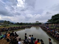 Ribuan Warga Meriahkan Ngagogo Lauk di Kolam Depan Masjid Al Kamil, Hari Jadi Sumedang ke-448